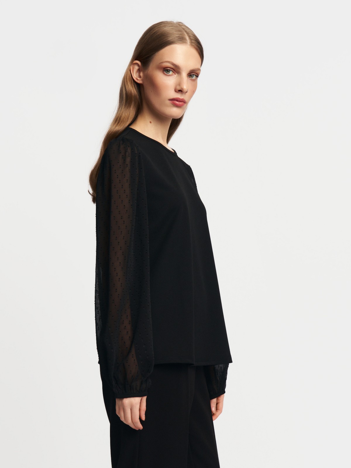 Трикотажная блузка с акцентом на рукавах