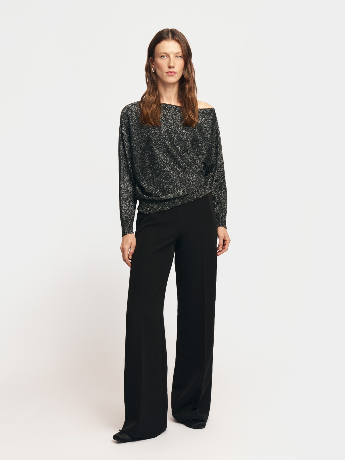 Трикотажный джемпер с люрексом и вырезом на плечо