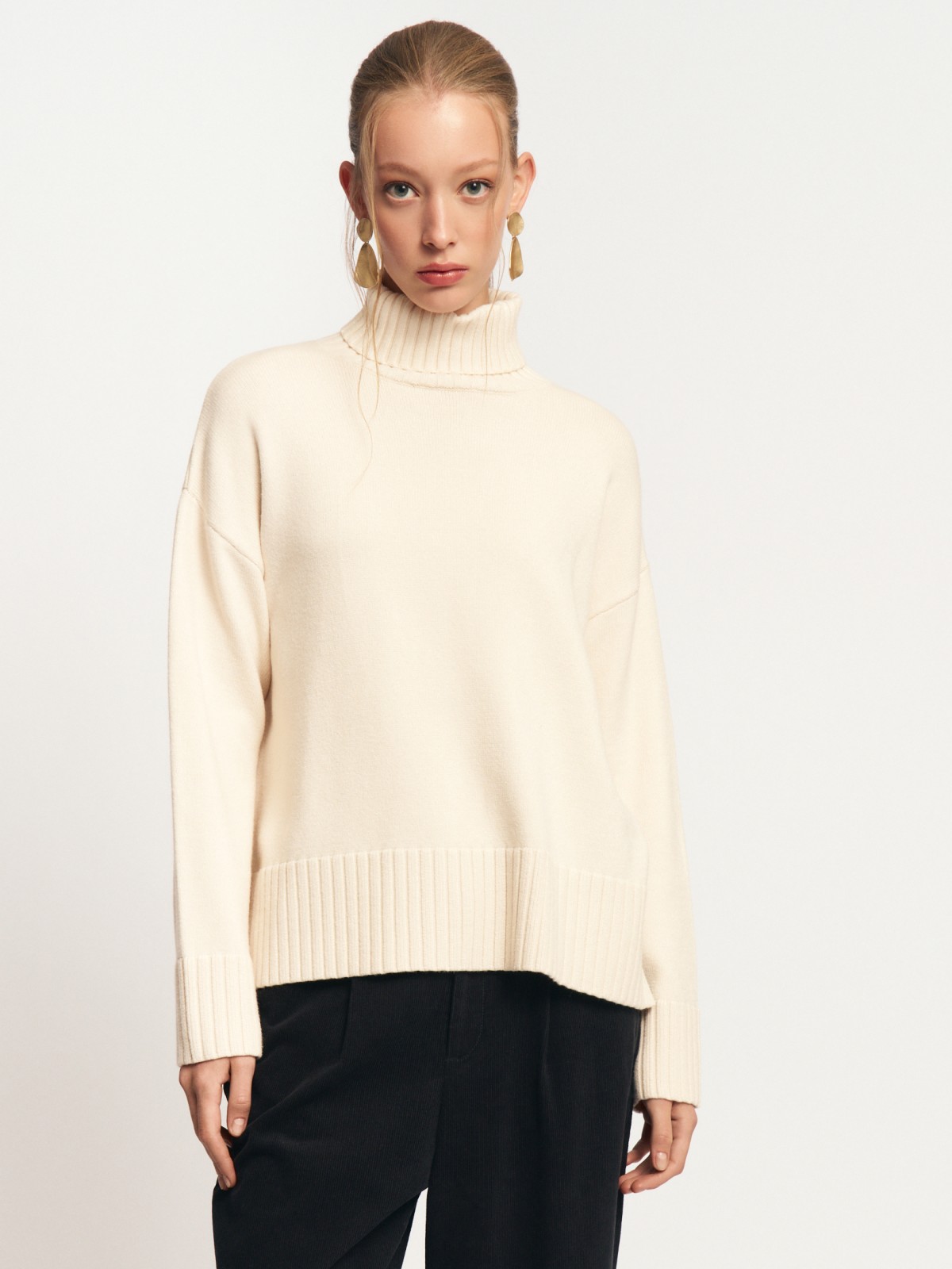 Вязаный свитер с горлом