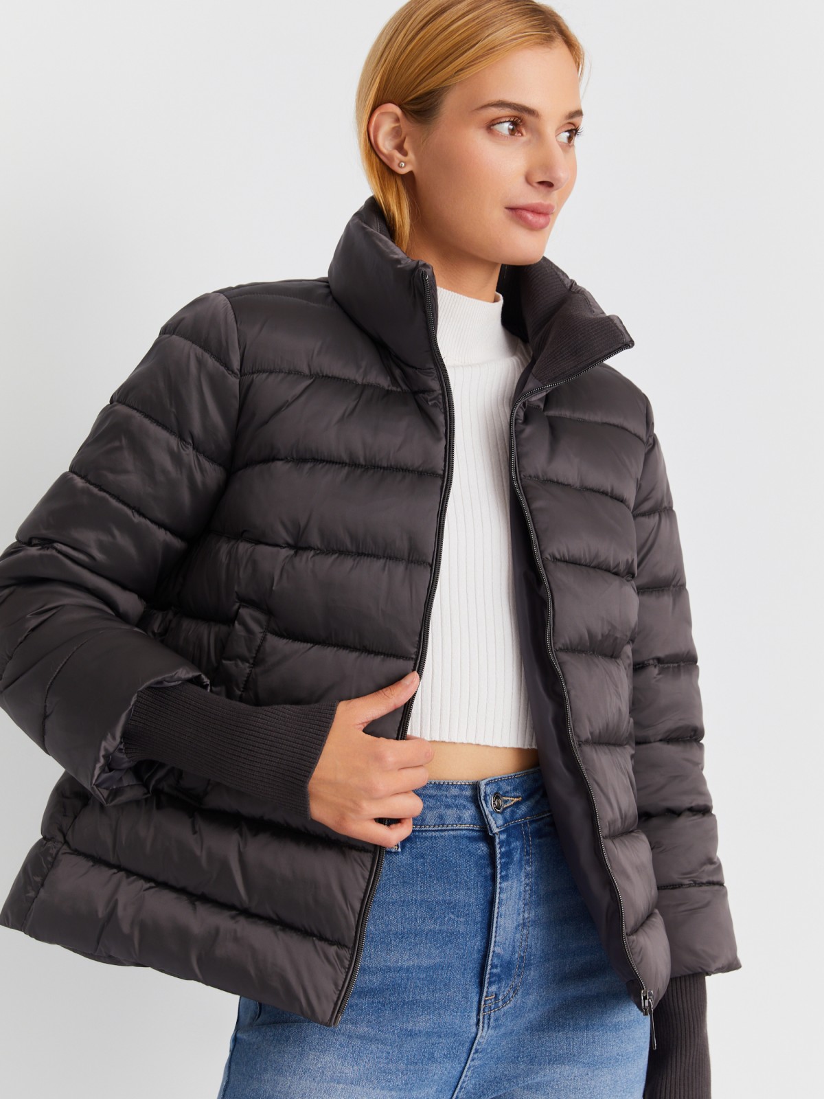 Тёплая укороченная куртка с воротником-стойкой и трикотажными манжетами zolla 023345102254, цвет темно-серый, размер XS