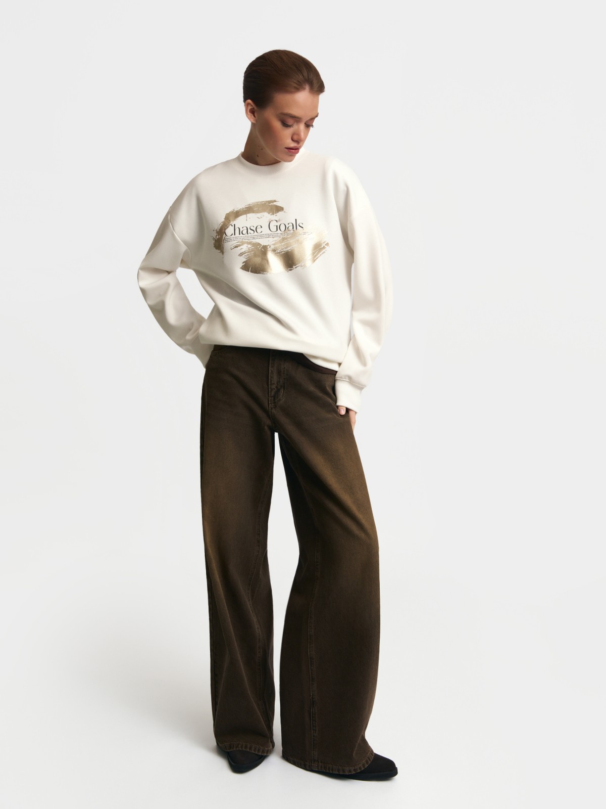 Свитшот с акцентным принтом на груди