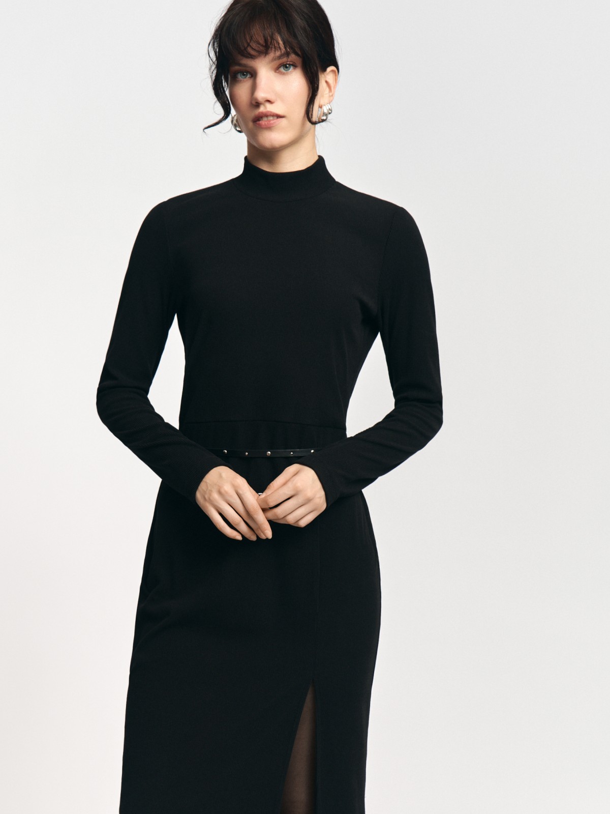 Платье-лапша с ремнём на талии и разрезом