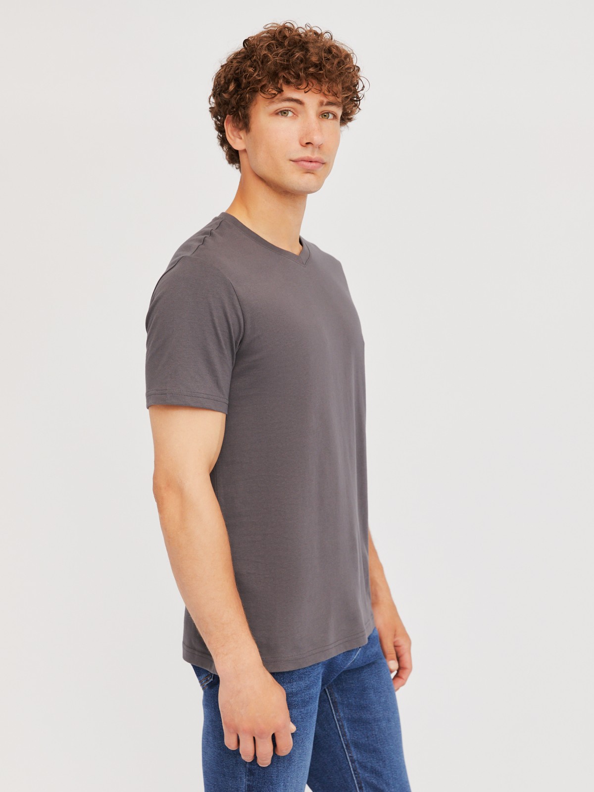 Футболка из хлопка с треугольным вырезом