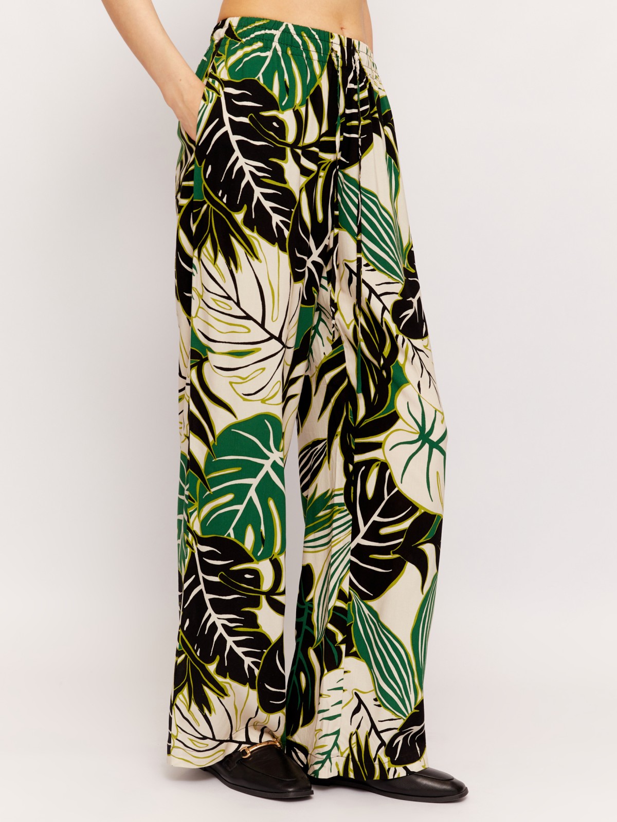 Брюки на резинке из вискозы с тропическим принтом