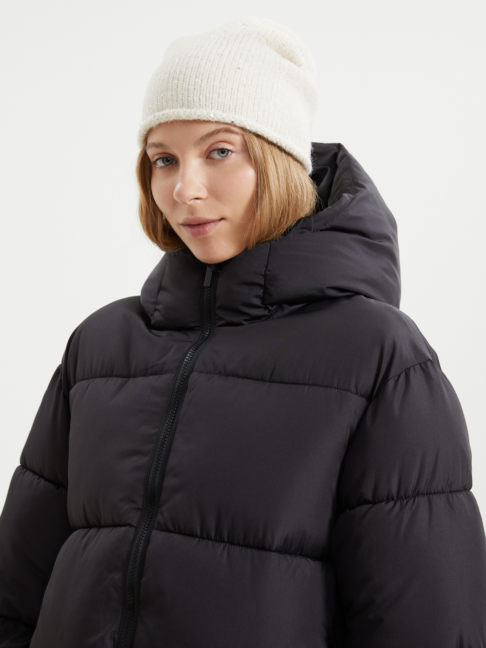 Короткая стёганая куртка с капюшоном