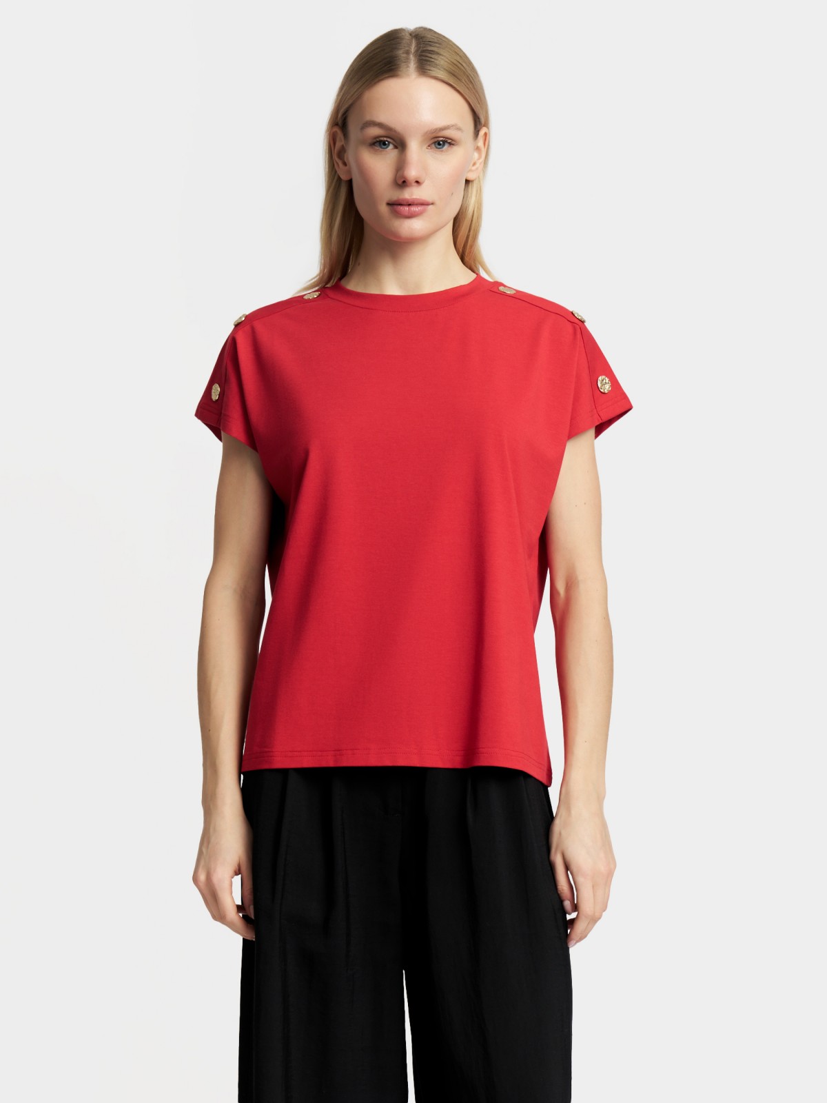 Футболка с металлическим декором