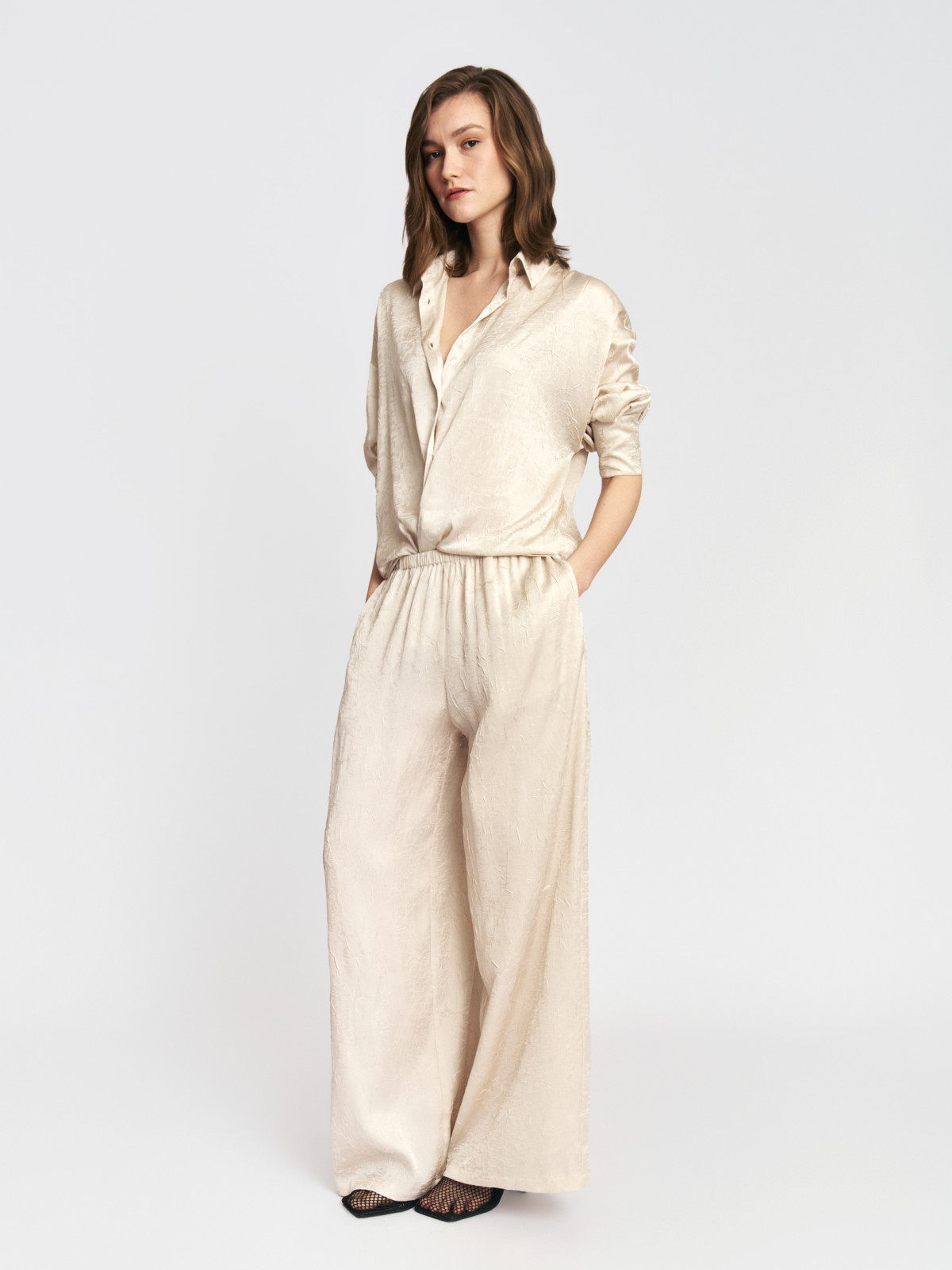 Широкие прямые брюки на резинке