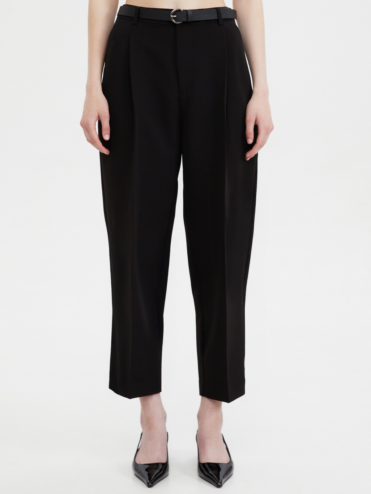 Брюки фасона Carrot со стрелками и ремнём