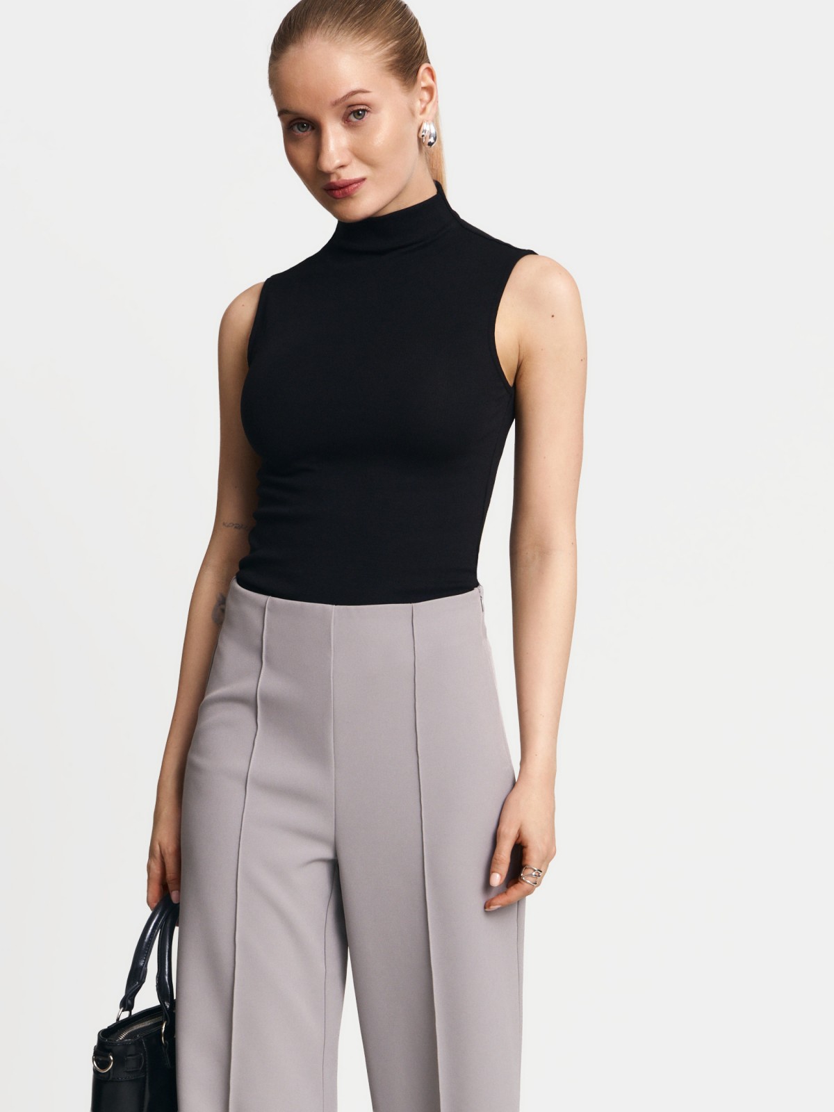 Топ с горлом без рукавов