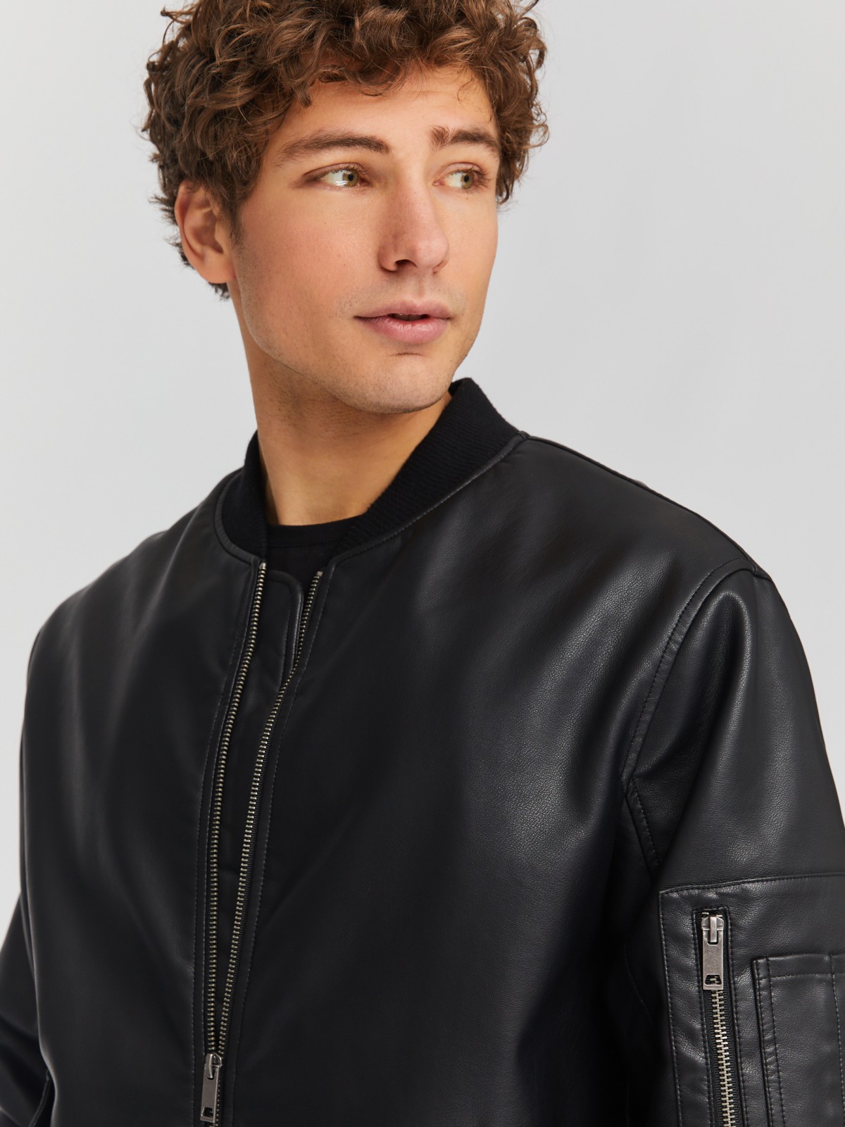Утеплённая куртка-бомбер из экокожи на синтепоне zolla 014135150134, цвет черный, размер M - фото 4