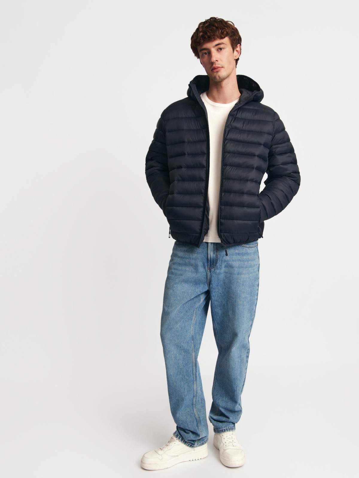 Утеплённая стёганая куртка на молнии с капюшоном