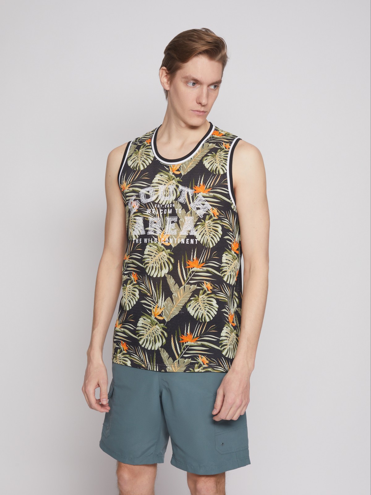 Трикотажная майка с перфорацией и тропическим принтом