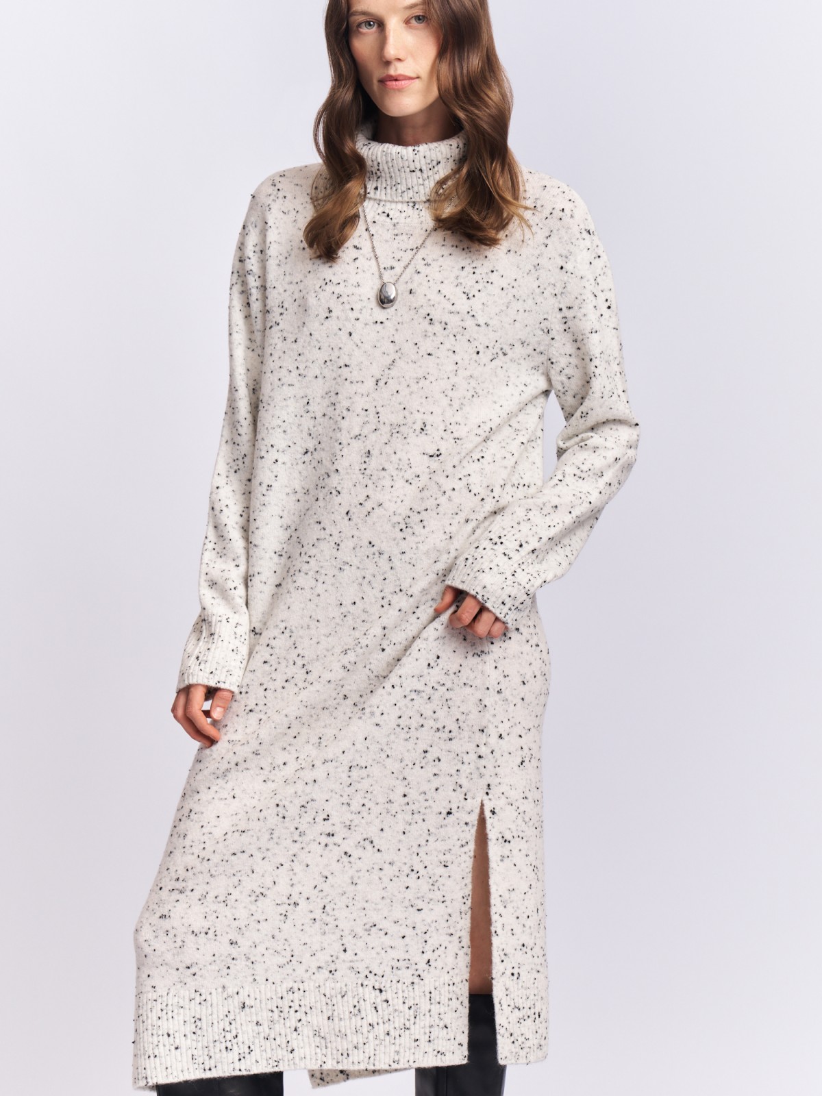 Вязаное платье-свитер с горлом