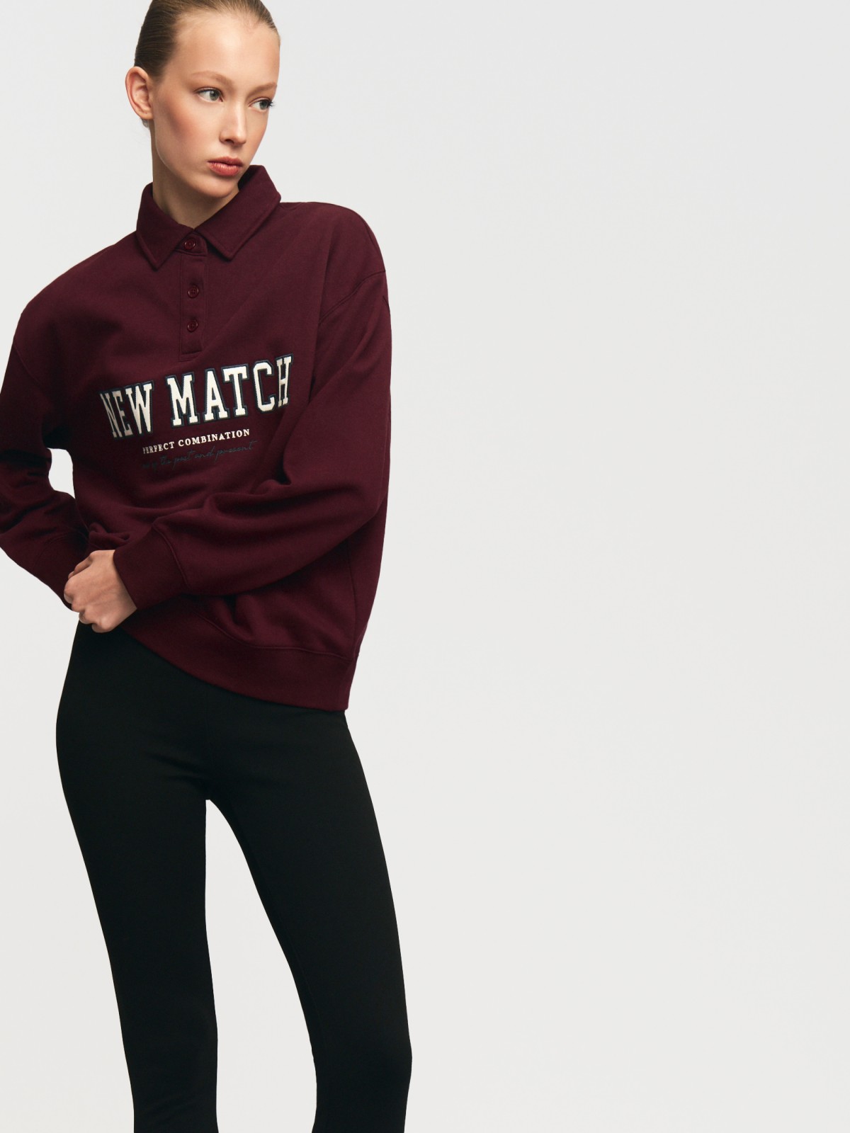 Утеплённый свитшот с воротником поло и надписью