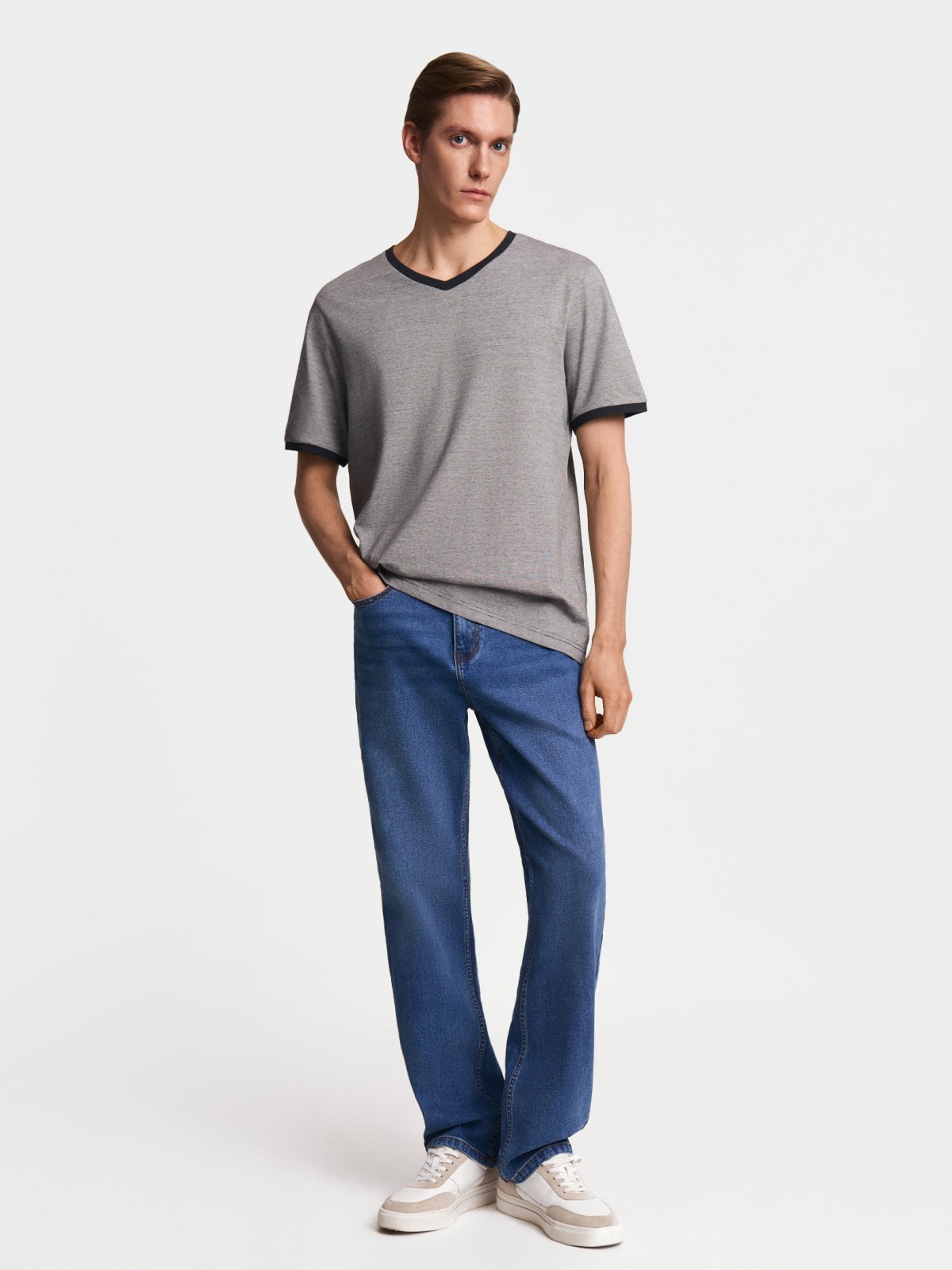 Футболка из хлопка с треугольным вырезом