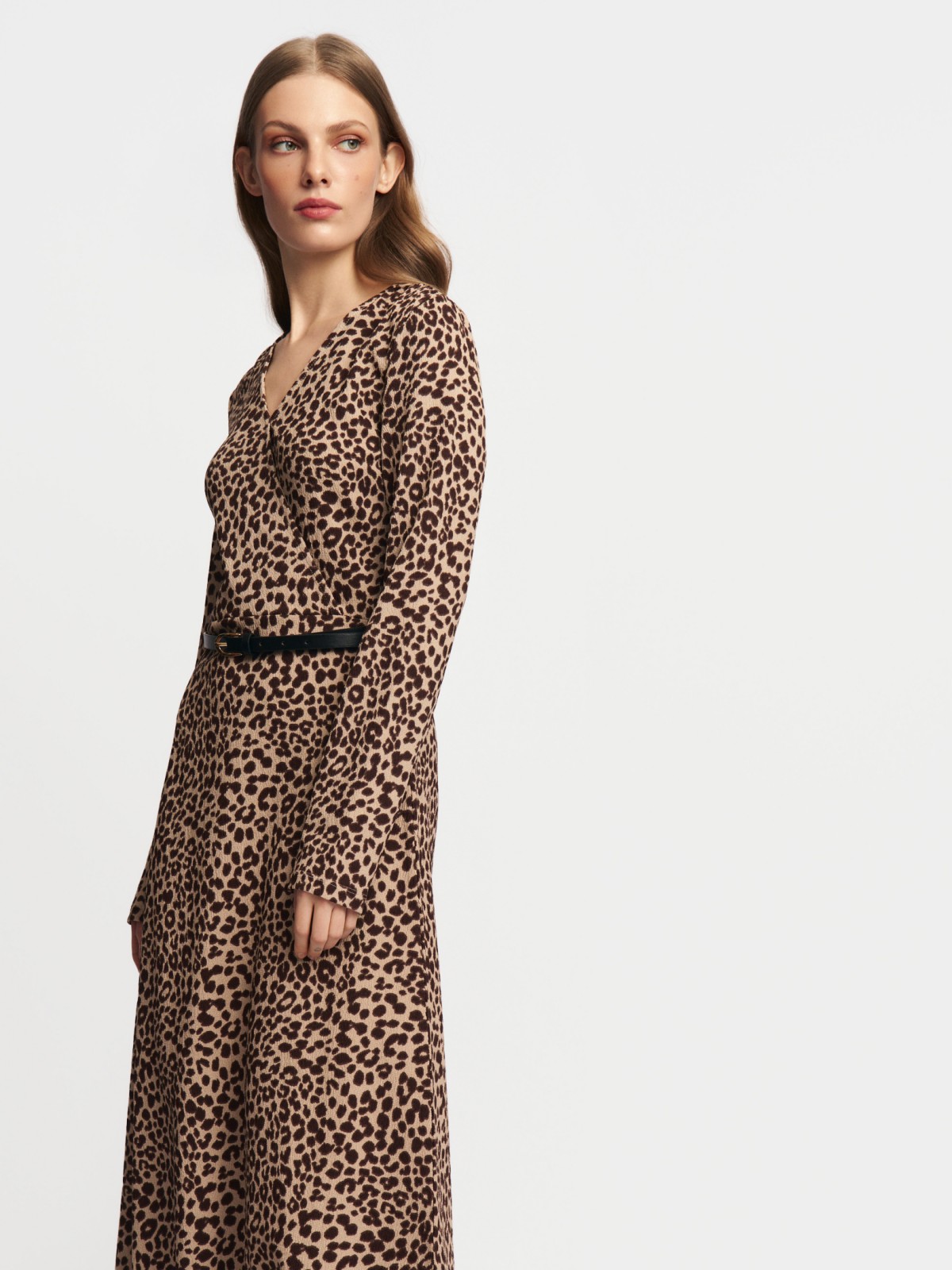 Леопардовое платье миди с ремнём