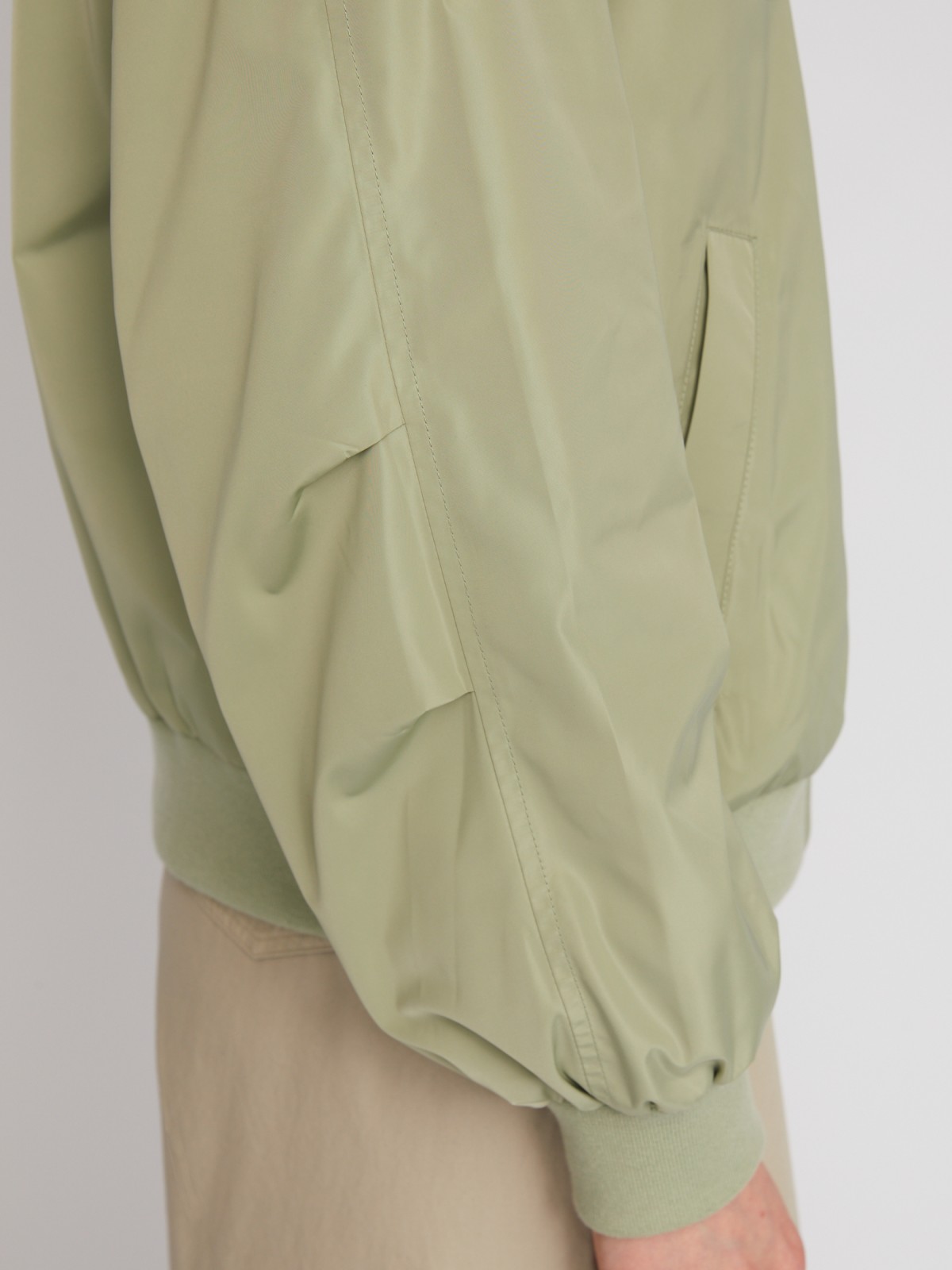 Лёгкая куртка-бомбер на молнии zolla 024215612104, цвет хаки, размер S - фото 6