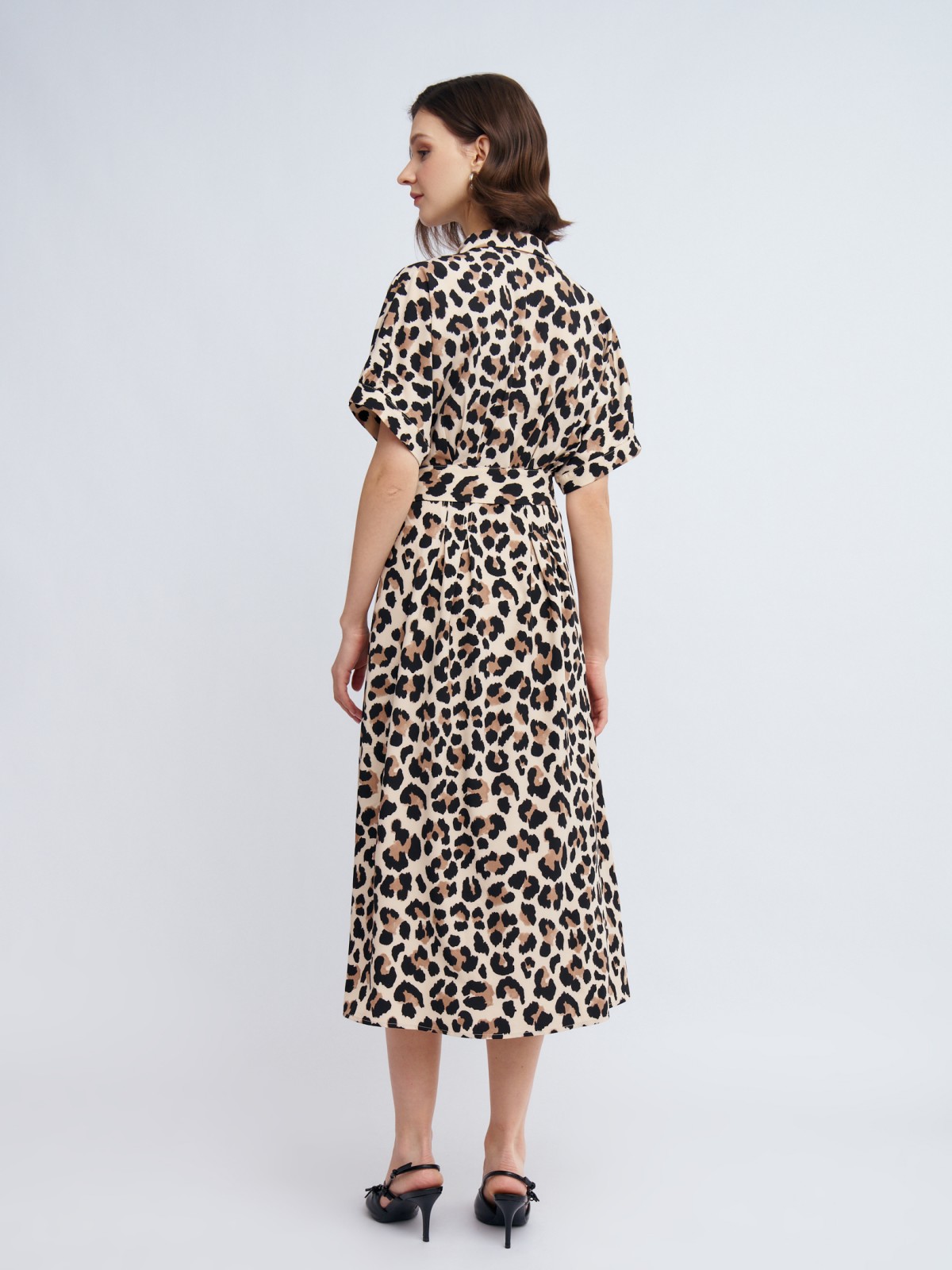 Платье-рубашка с акцентными короткими рукавами