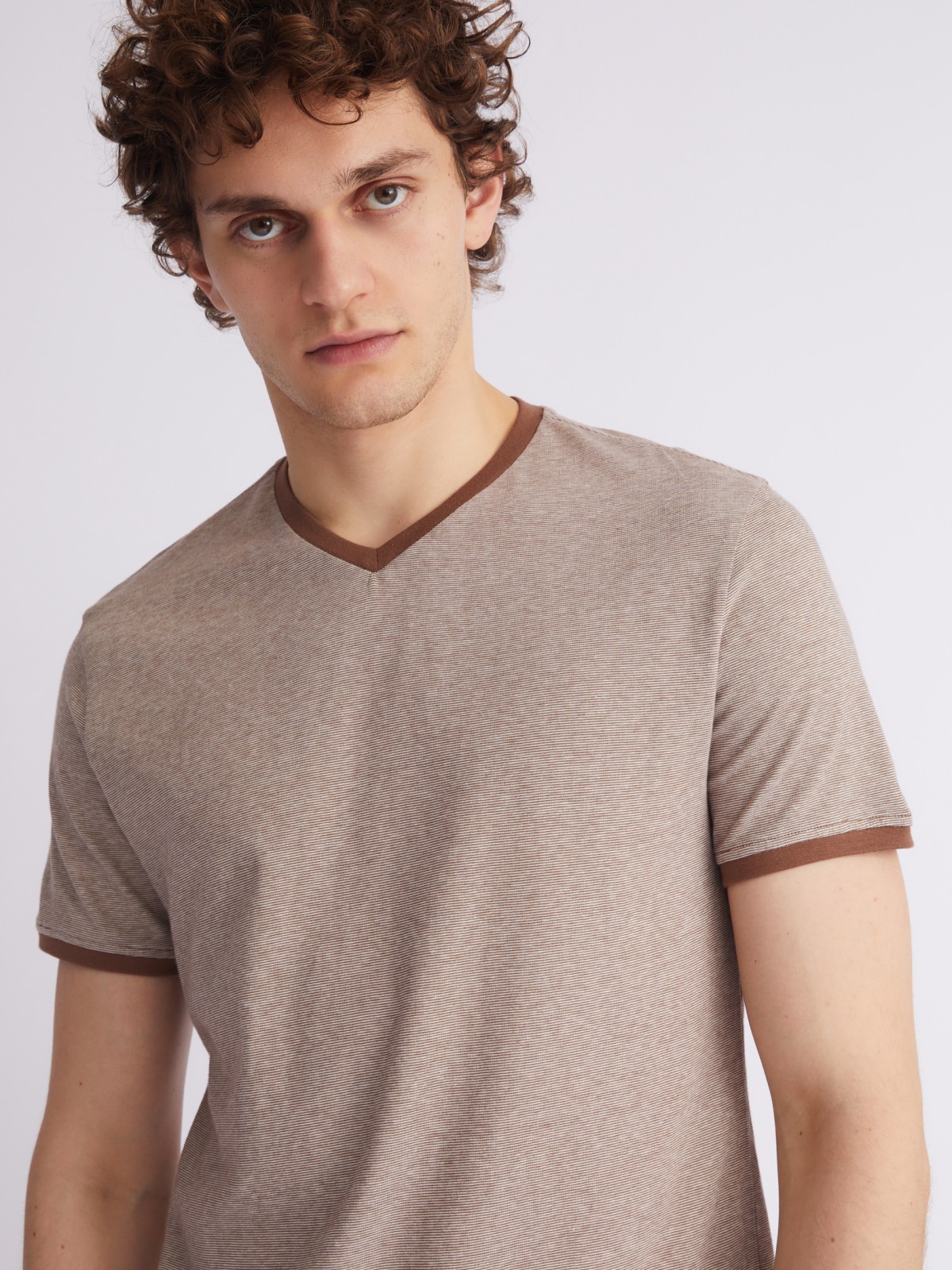 Футболка в полоску с треугольным вырезом