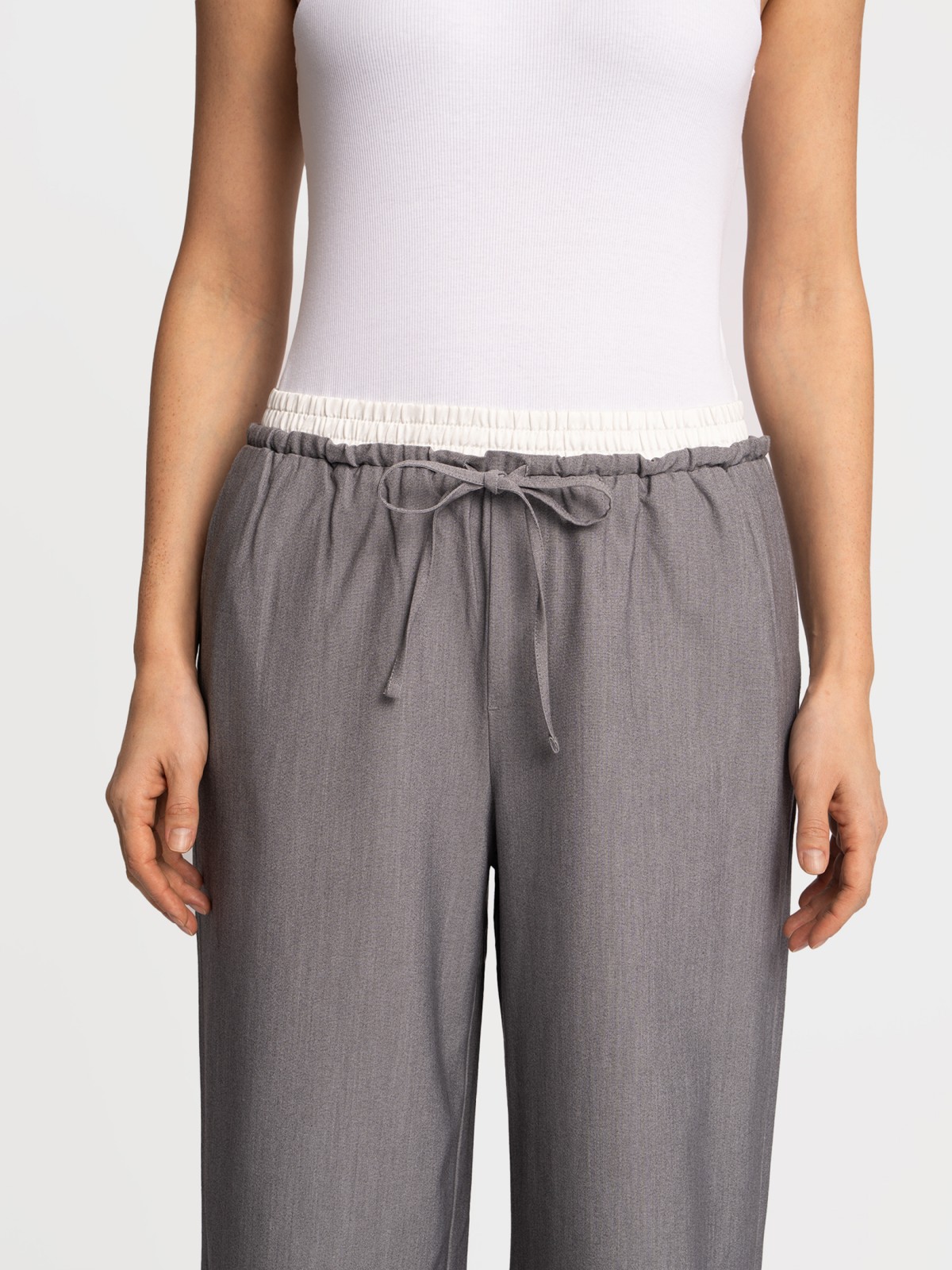 Прямые брюки на резинке с акцентным поясом