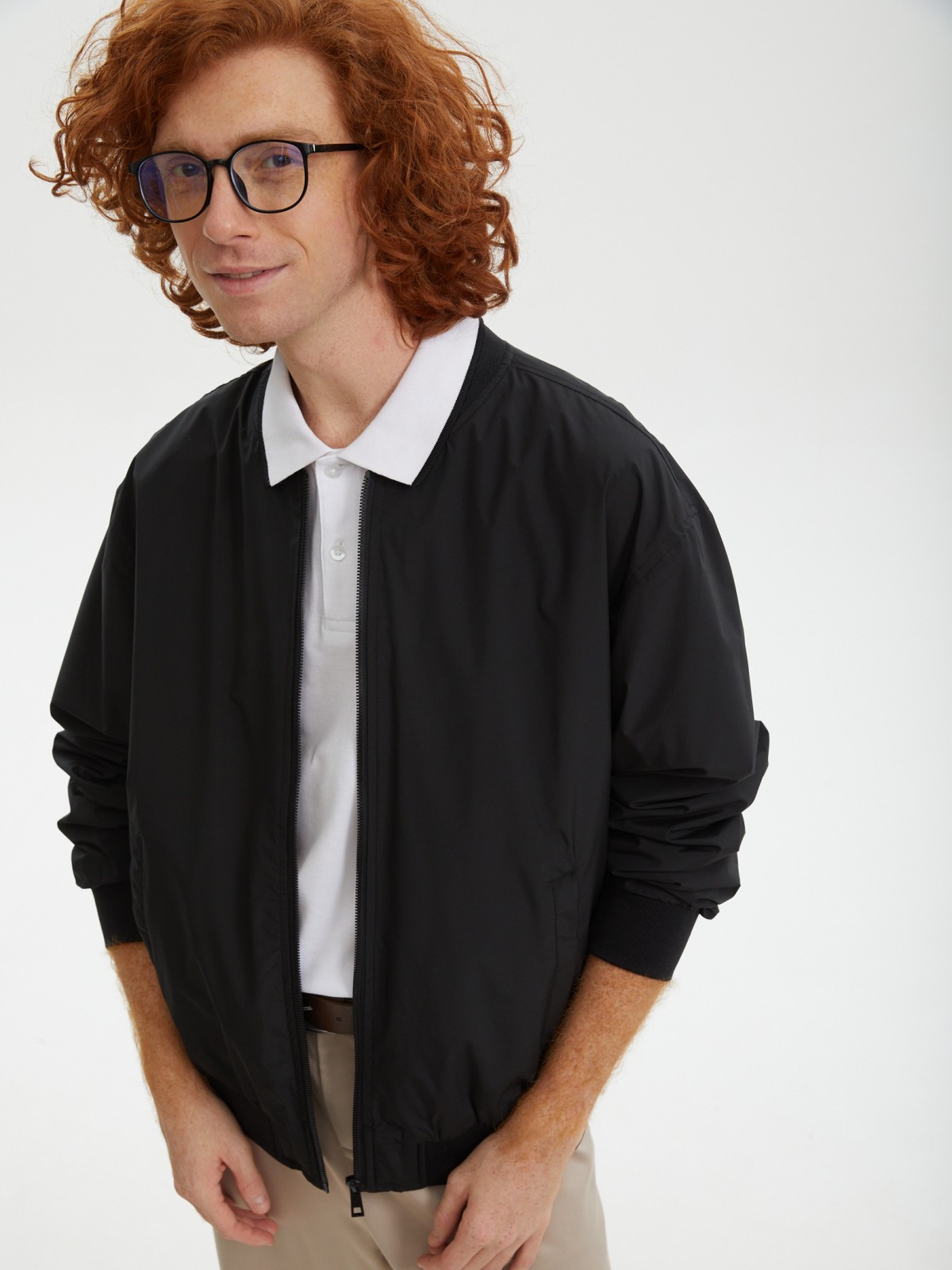 Лёгкая куртка-бомбер на молнии