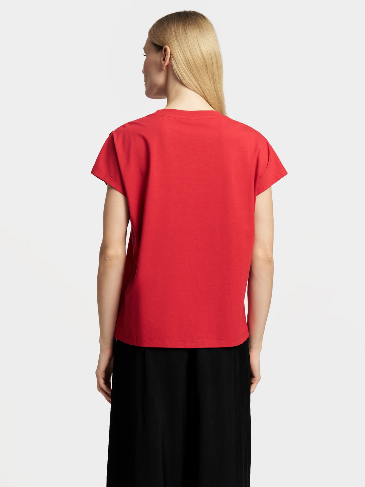 Футболка с металлическим декором