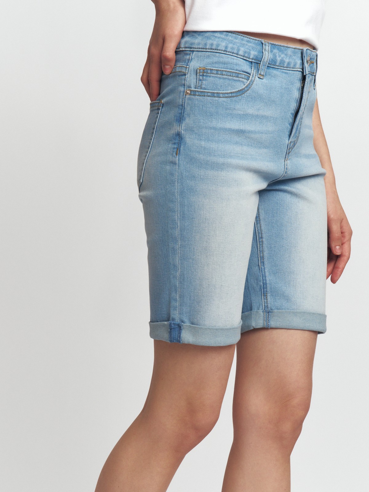 Джинсовые удлинённые шорты с отворотами