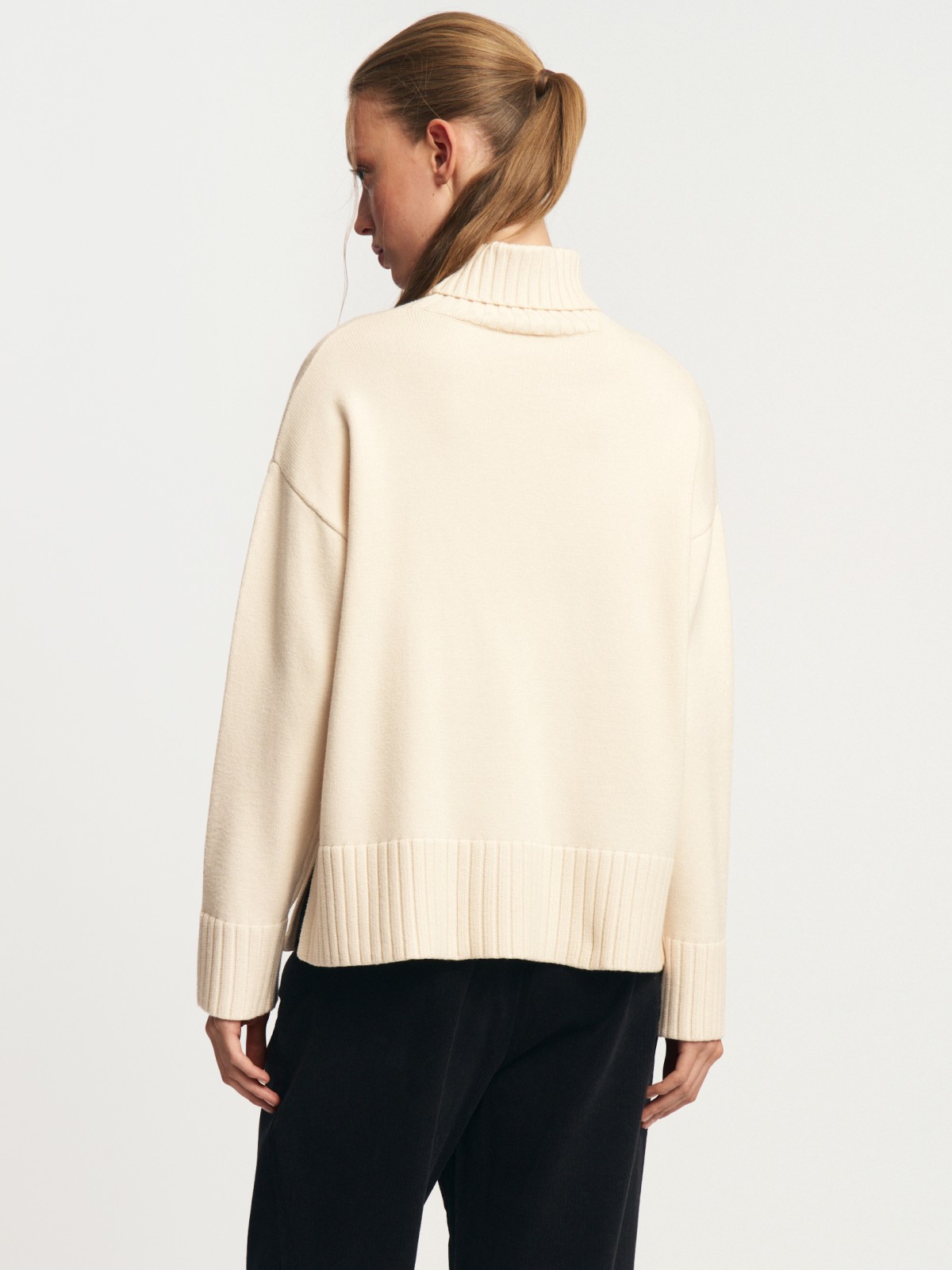 Вязаный свитер с горлом