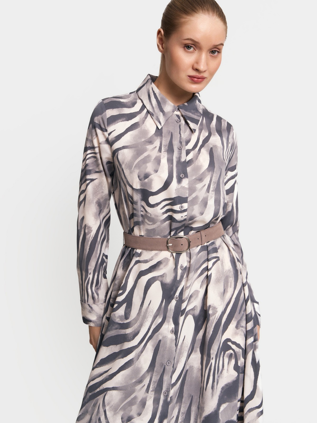 Платье-рубашка макси с принтом и ремнём