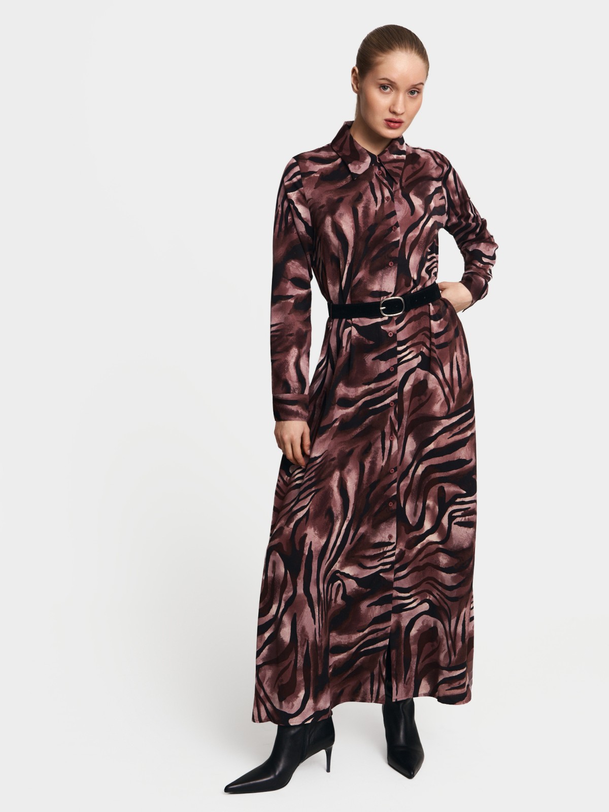 Платье-рубашка макси с принтом и ремнём