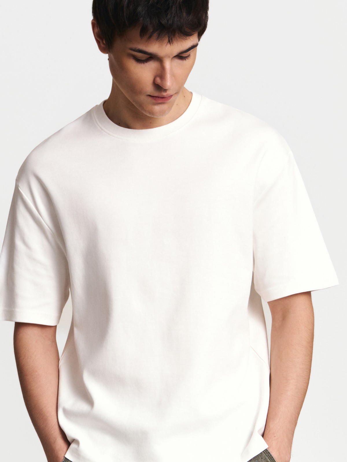 Однотонная базовая футболка из хлопка