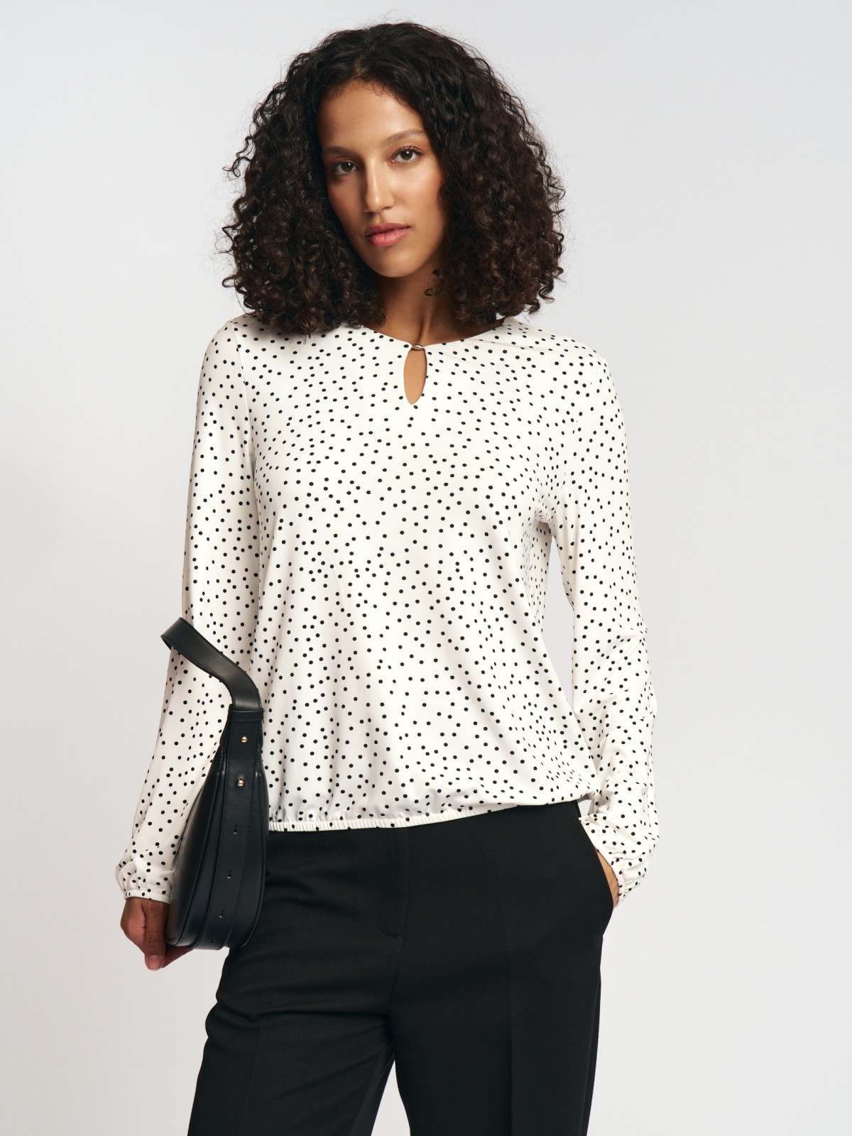 Трикотажная блузка на резинке с принтом в горошек 799₽