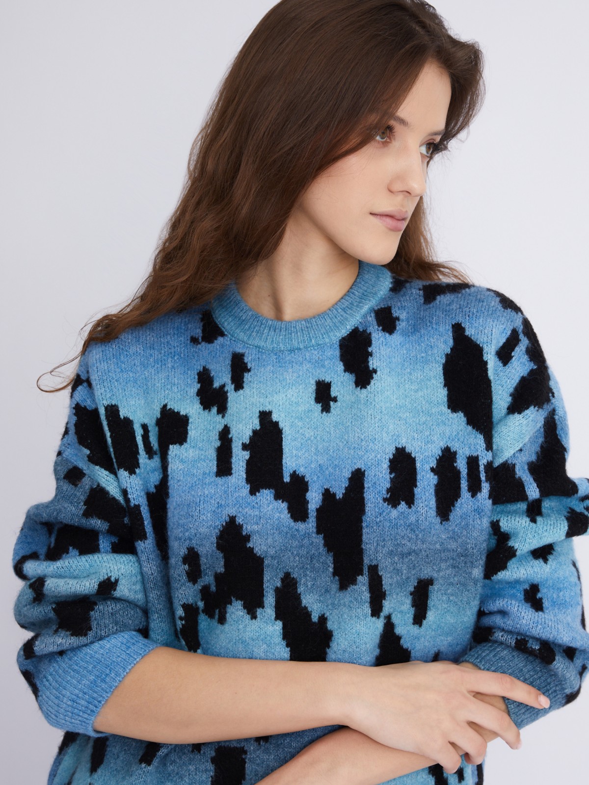Вязаный джемпер объёмного силуэта с анималистичным узором