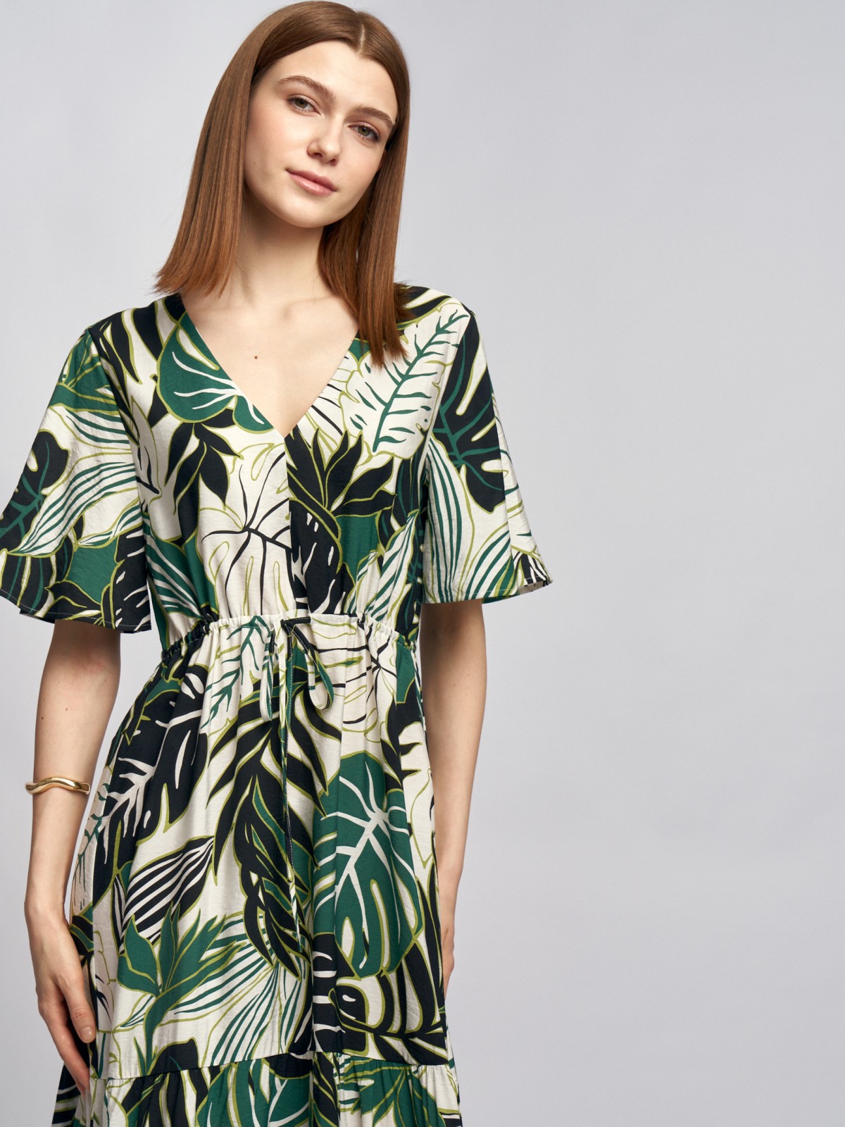 Ярусное платье длины макси с вырезом