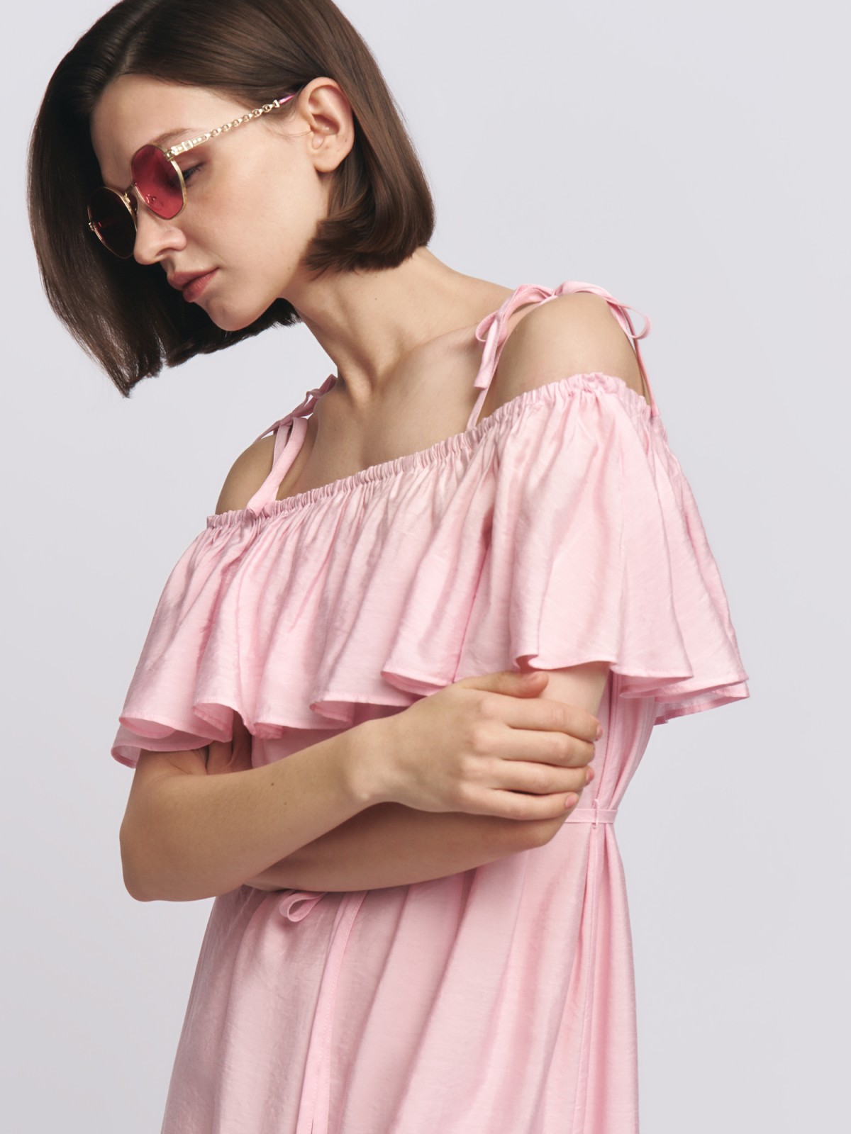 Платье-сарафан с открытыми плечами и разрезом