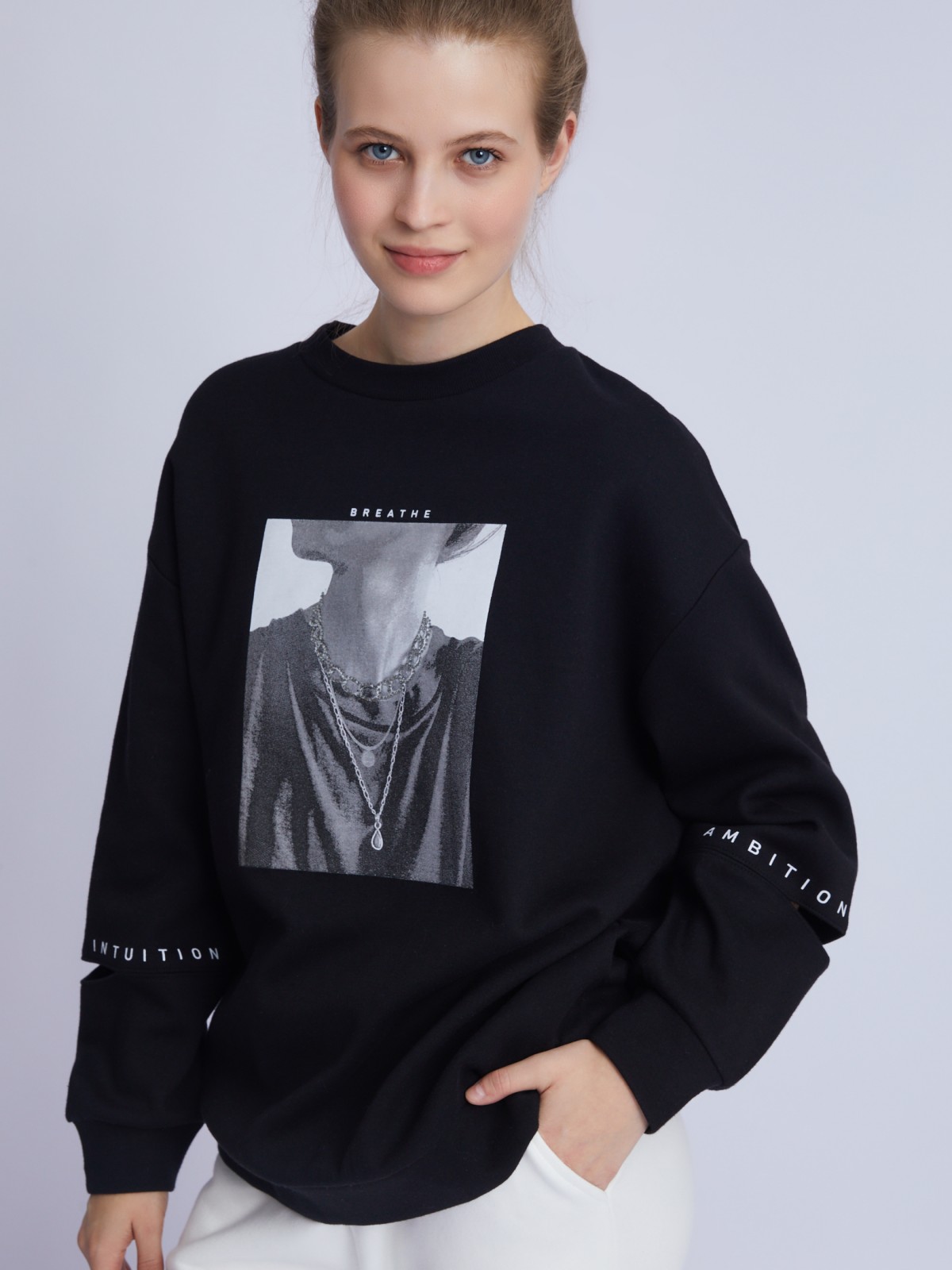 Свитшот оверсайз силуэта с декоративными разрезами и принтом