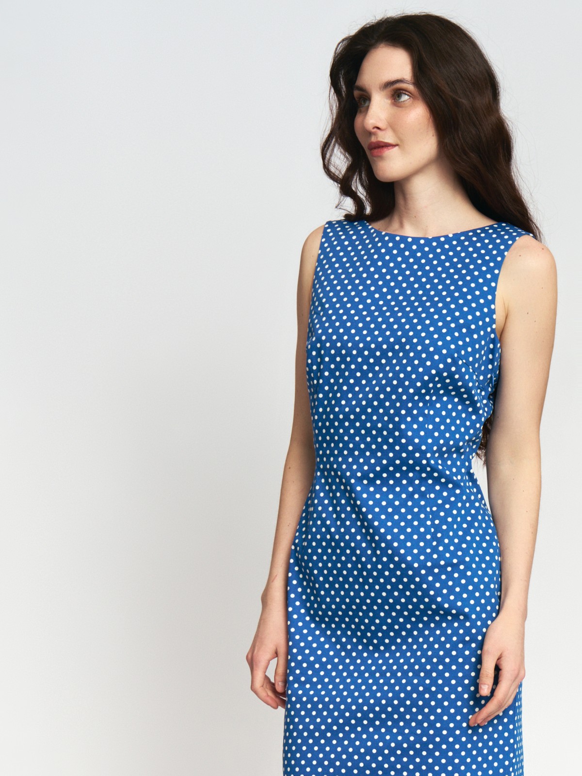 Платье-футляр из хлопка в горошек без рукавов