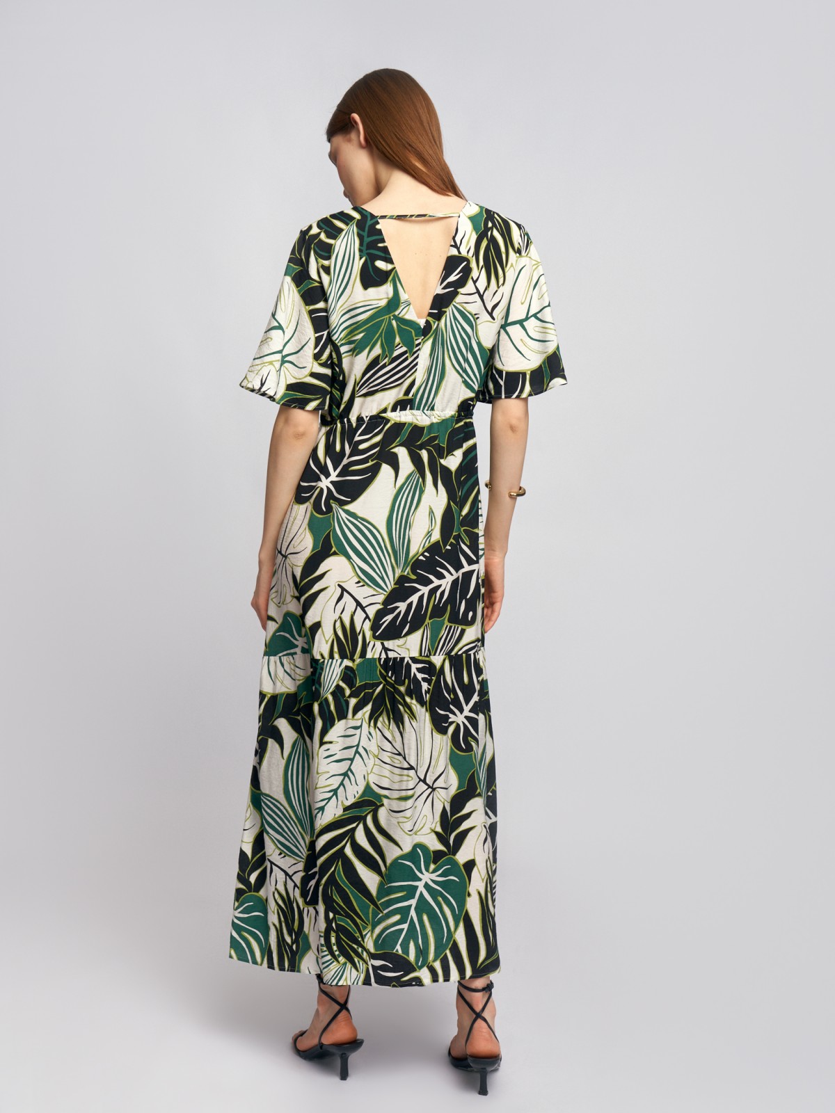 Ярусное платье длины макси с вырезом