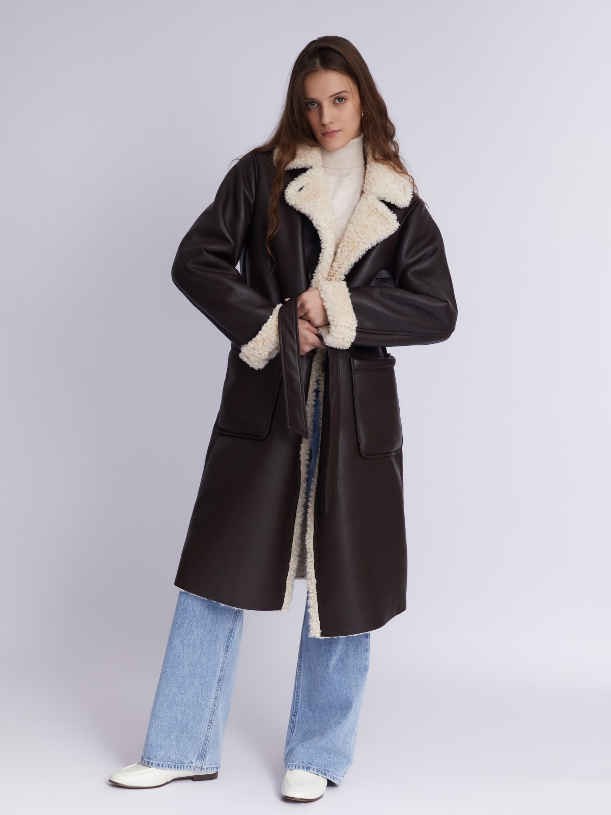 Длинное тёплое пальто-дублёнка из экокожи с искусственным мехом по подкладке и с поясом