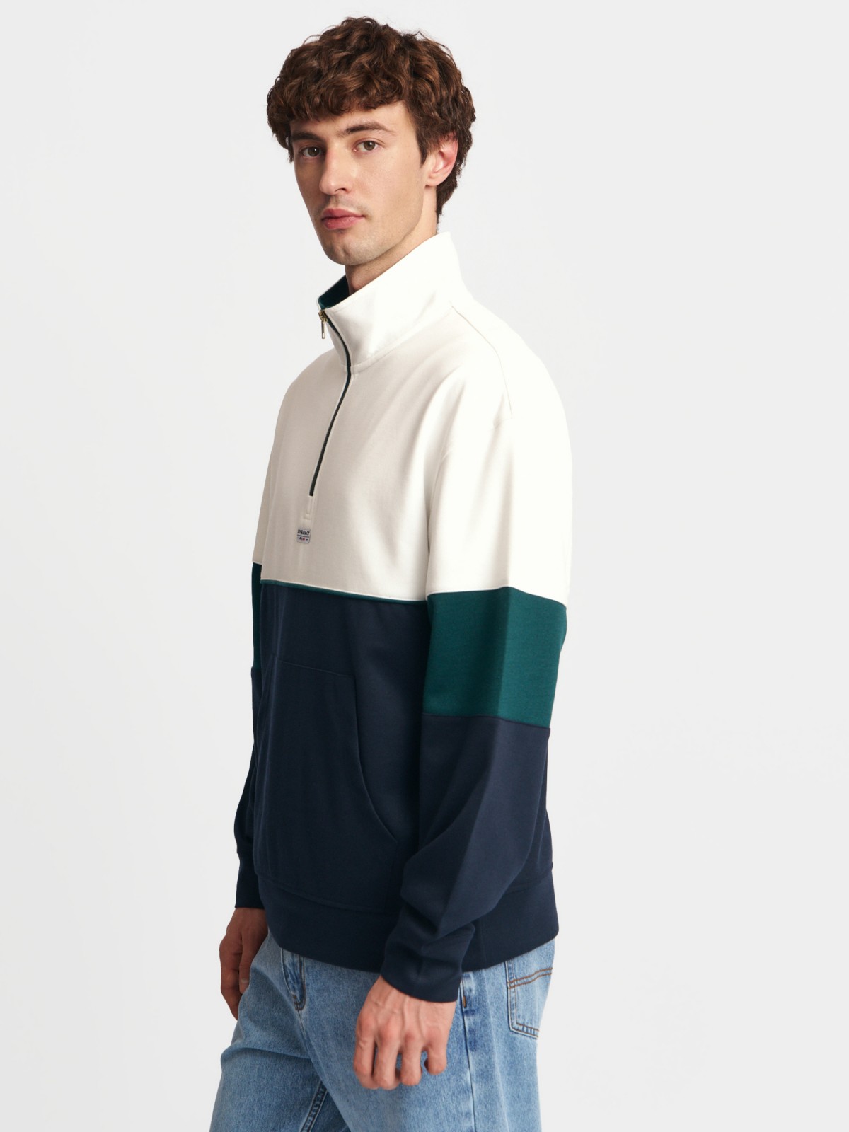 Трикотажный свитшот с воротником-стойкой на молнии