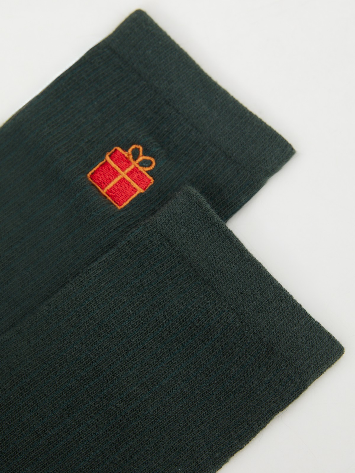 Высокие носки с новогодней вышивкой