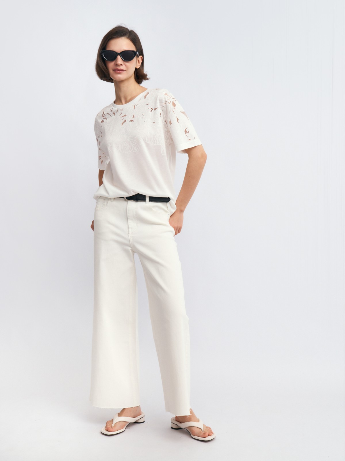 Футболка с ажурным узором на кокетке и рукавах