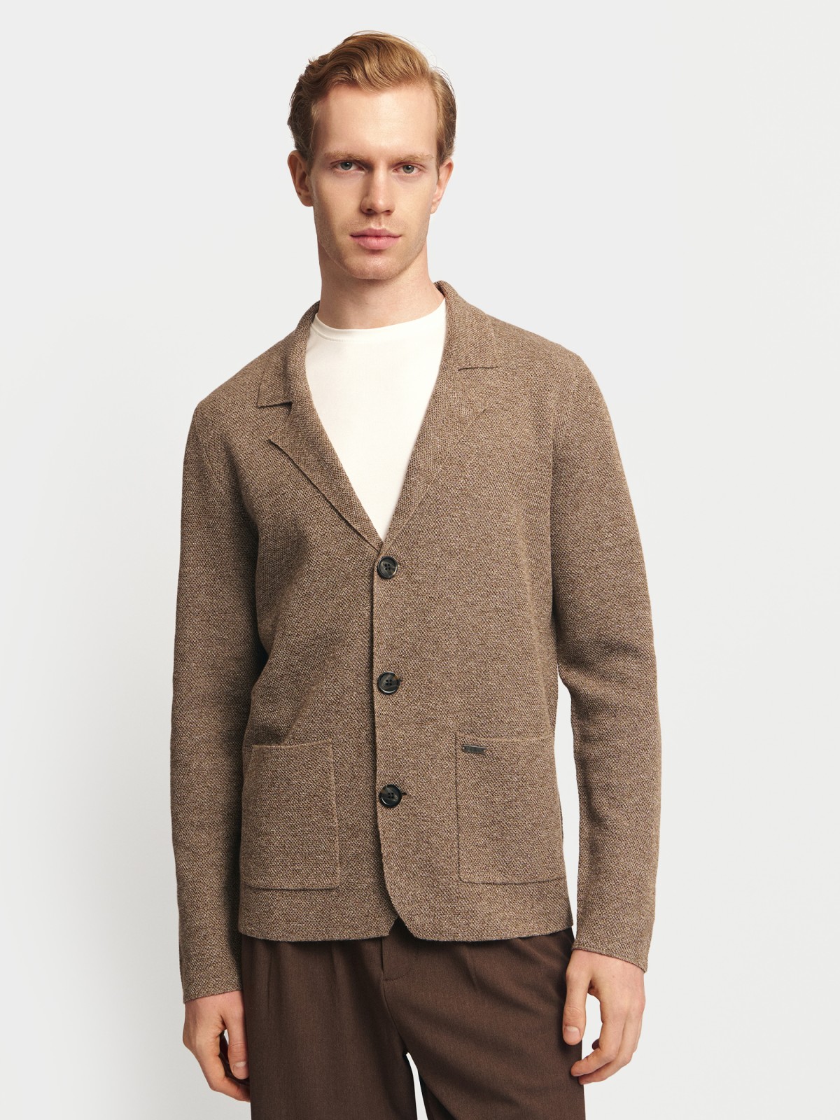 Вязаный кардиган на пуговицах с воротником и карманами