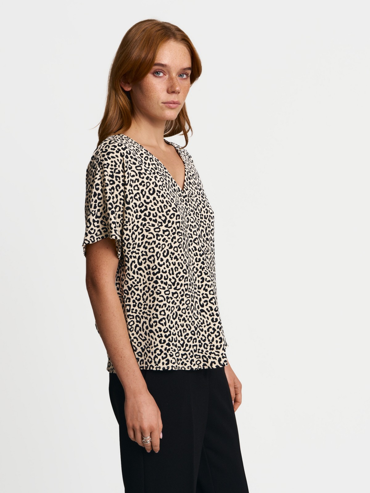 Блузка с вырезом и коротким рукавом