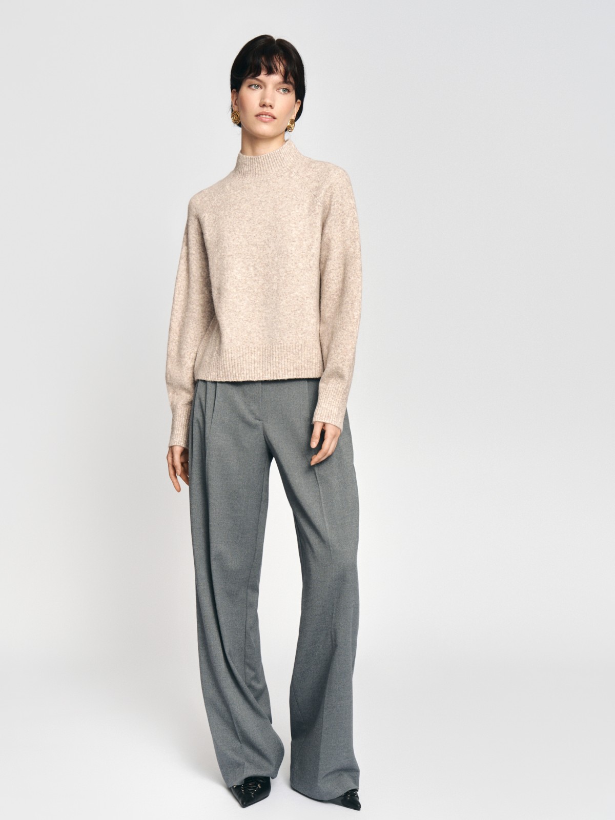 Вязаный свитер с воротником-стойкой