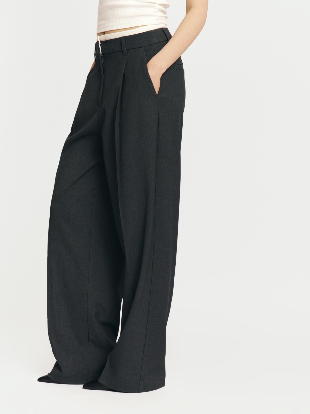 Брюки прямого силуэта с защипами