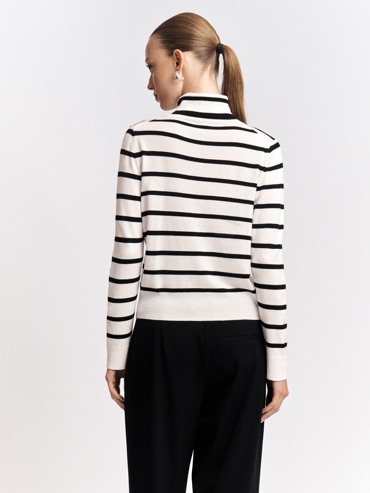 Тонкий свитер-водолазка в полоску