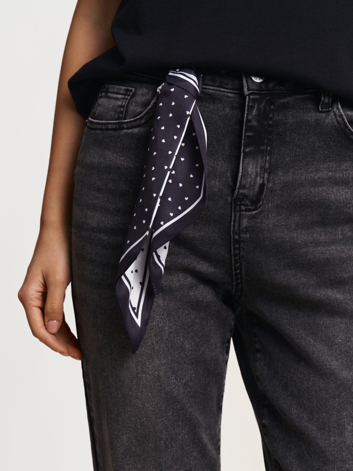 Джинсы силуэта Boyfriend с платком