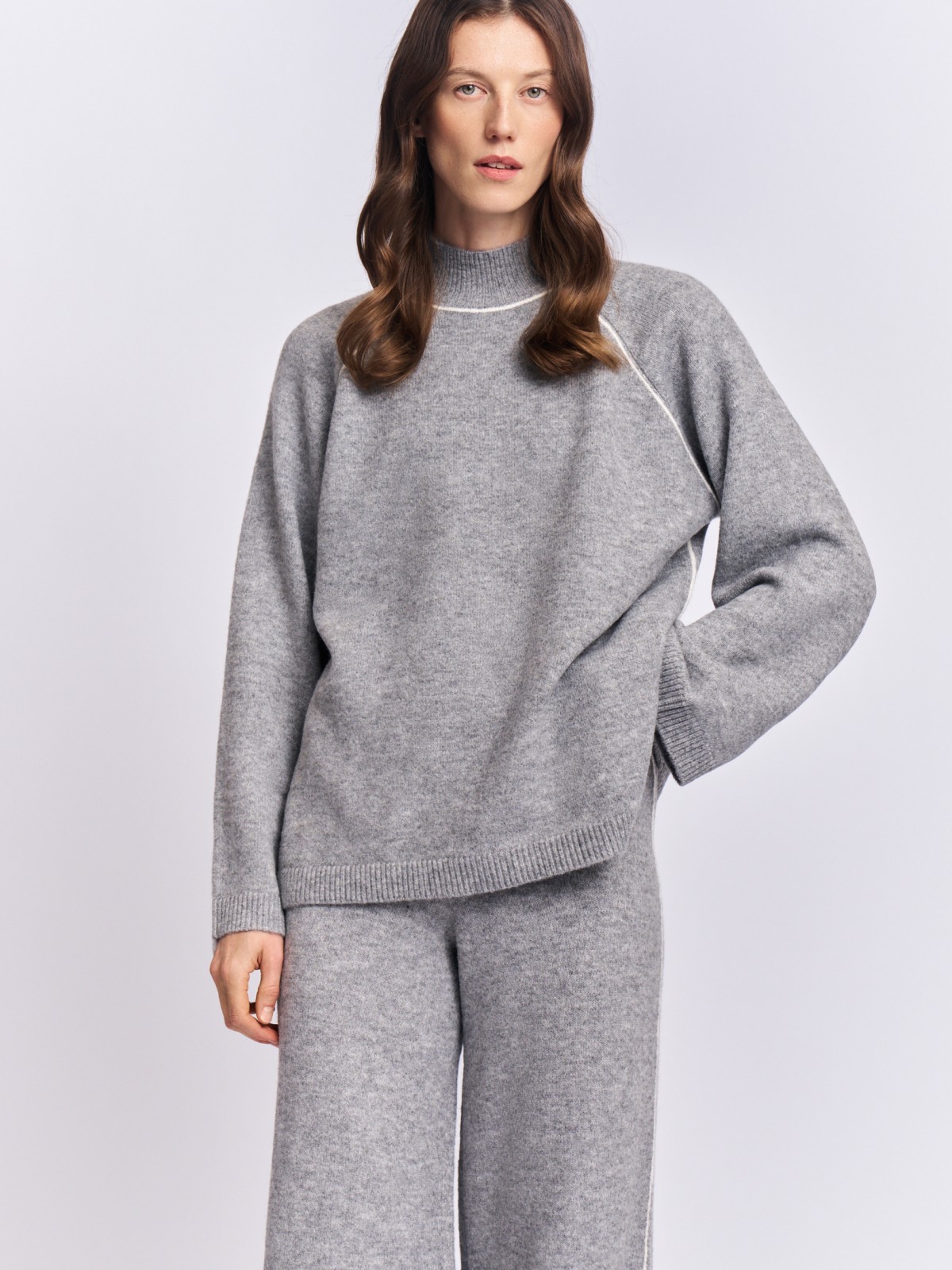 Вязаный свитер с горлом