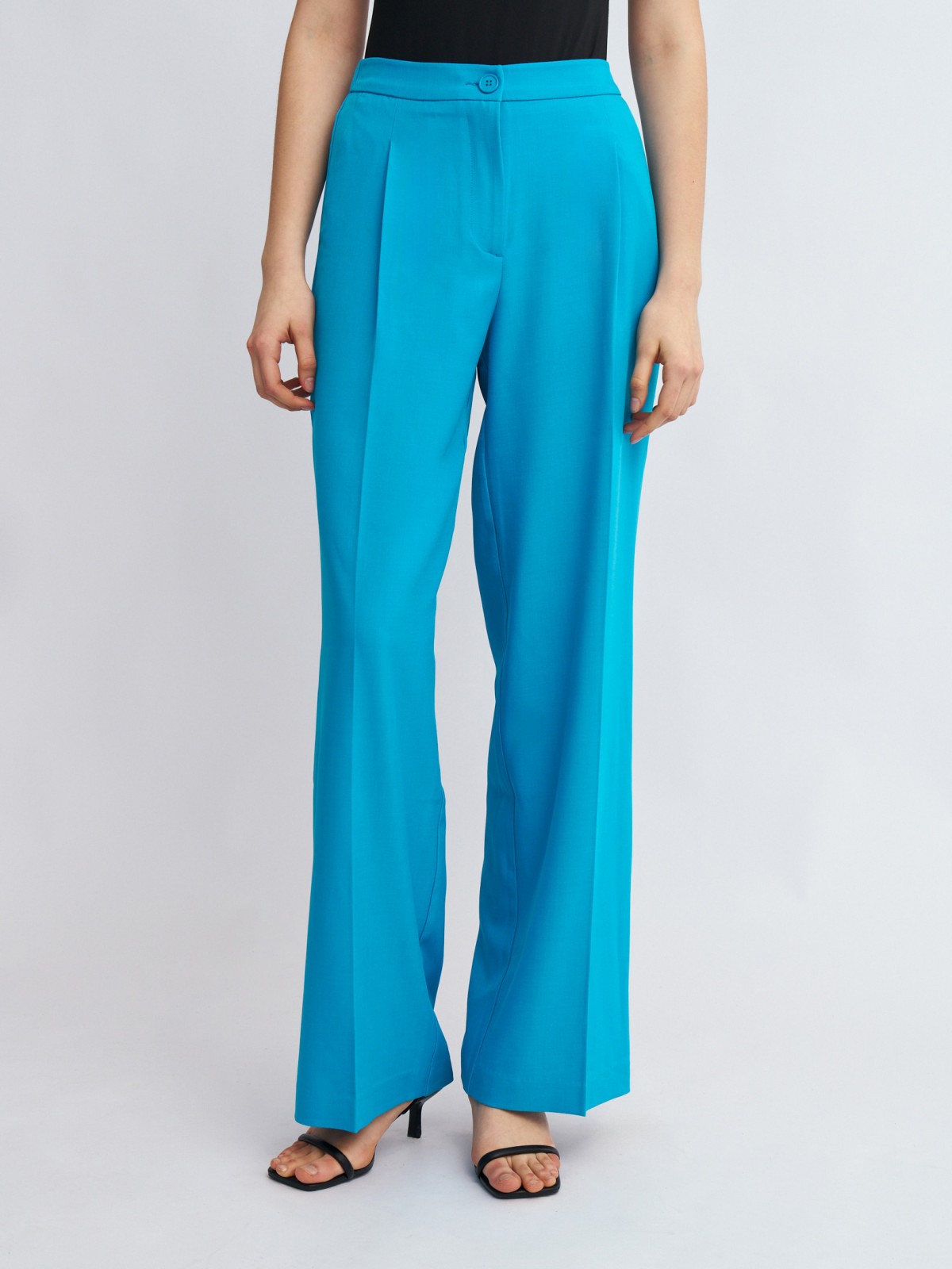 Прямые брюки на резинке со стрелками